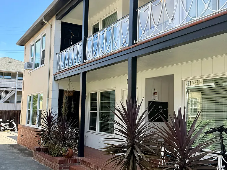 1110 Laguna Ave — Photo 2