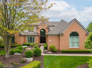 3900 S Creek Dr, Rochester, MI 48306