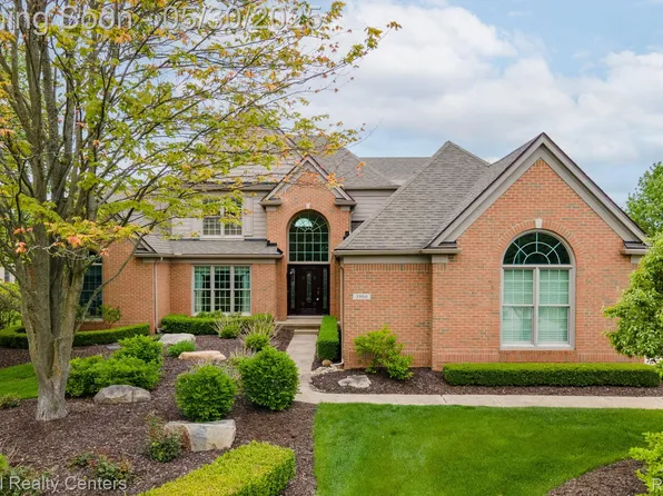 3900 S Creek Dr, Rochester, MI 48306