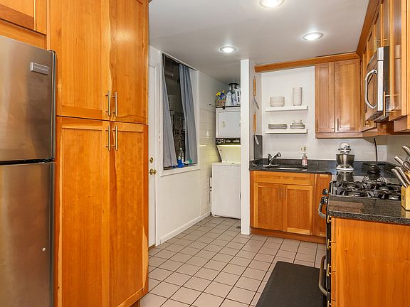 3rd image of 6834 N Lakewood Ave #1