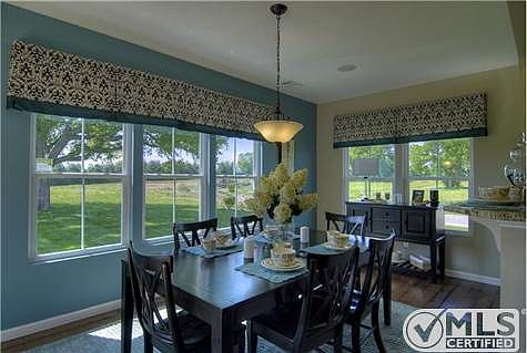 3rd image of 72 Hamlet Dr