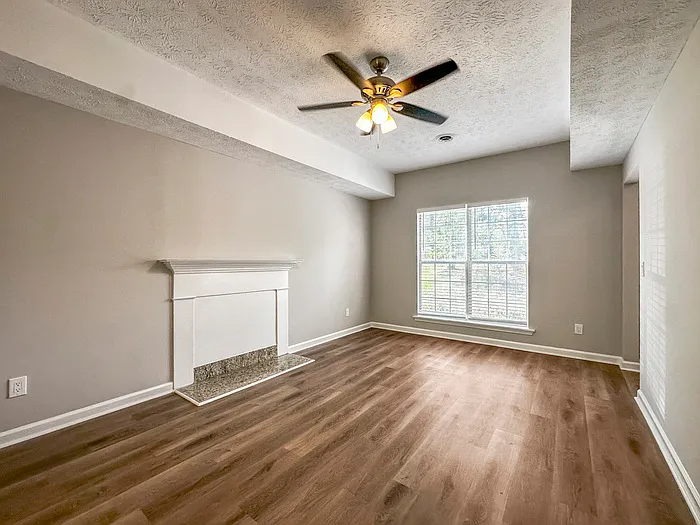 3 bed, 3.0 bath, 1808 sqft, $2,045 — Photo 2