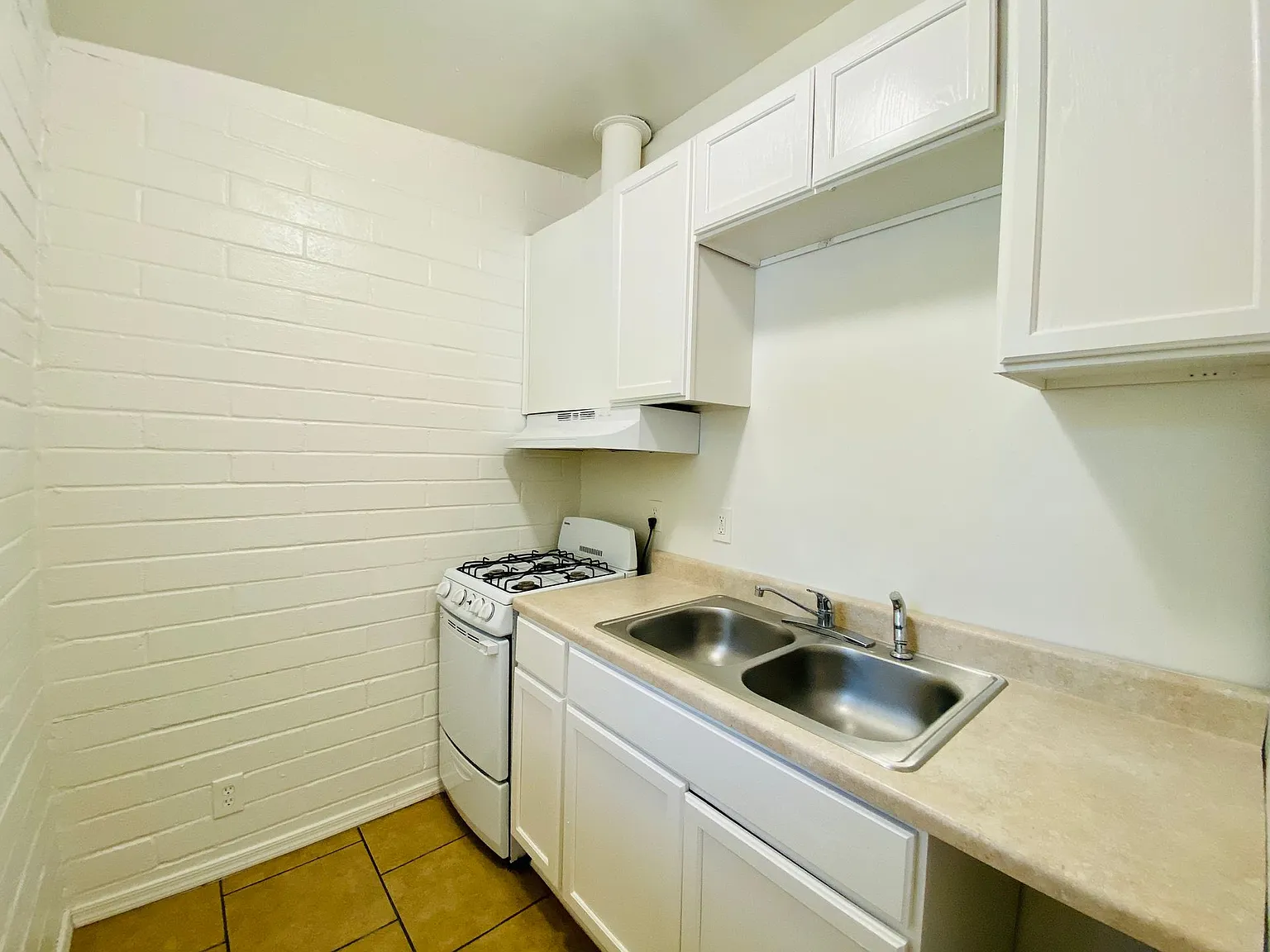 1 and 2 Bedrooms Available! Off Street Parking, Hard Flooring, Vaulted Ceilings, Central Air Cond... — Photo 4