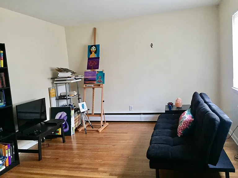 1579 N Farwell Ave — Photo 2