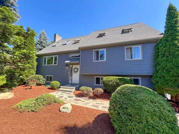 3 Forest Park Dr, Mendon, MA 01756