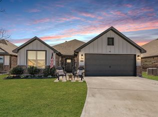 141 Maverick Ln, Pilot Point, TX 76258