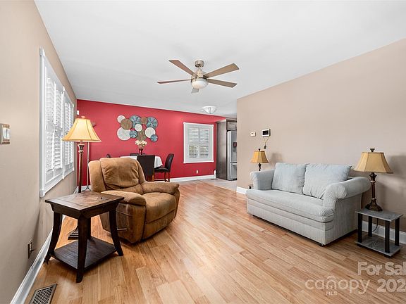 3rd image of 312 Linden Cir
