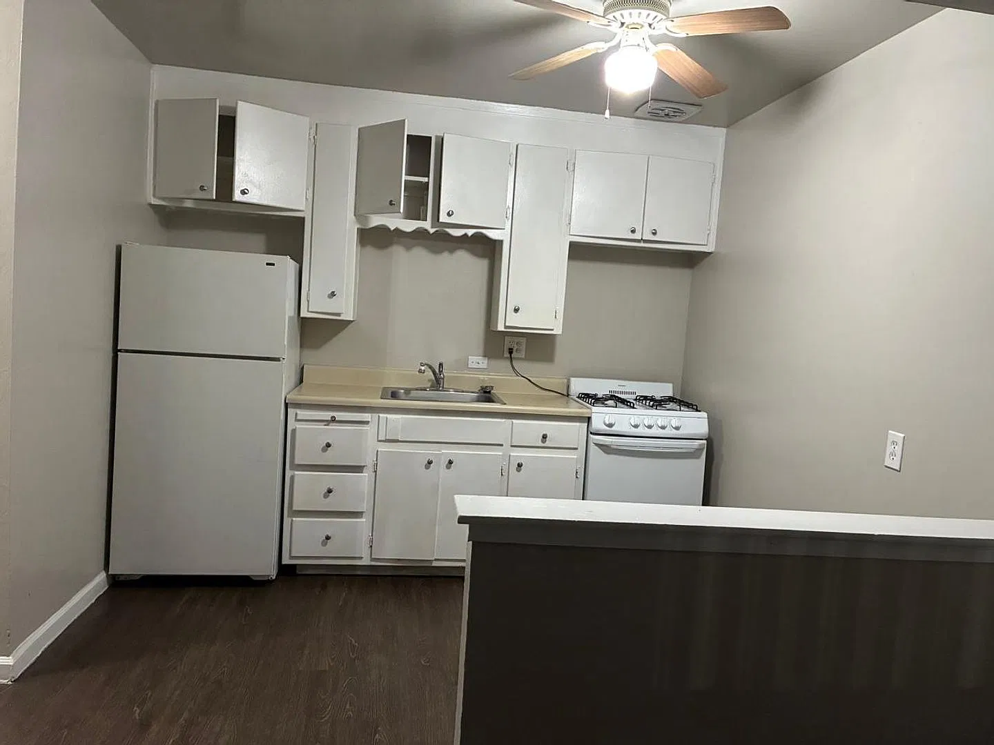 Parkwood Square Apartments — Photo 4