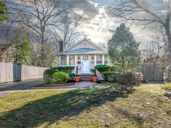 20 Naugatuck Lane, East Islip, NY 11730