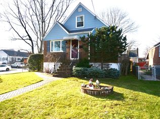 16 Green Ave, Lynbrook, NY 11563