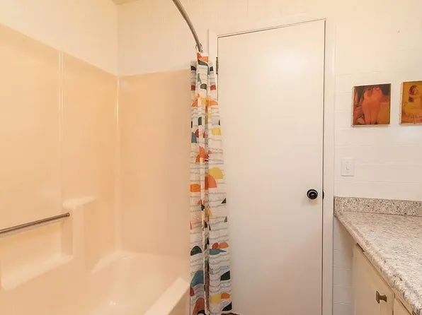 207 Crockett St, Martindale, TX 78655