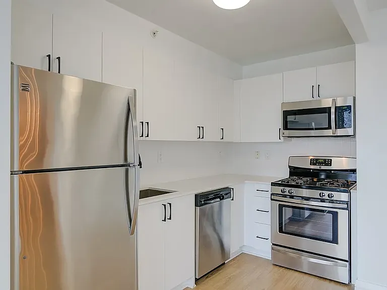 800 6th Ave #21A — Photo 4