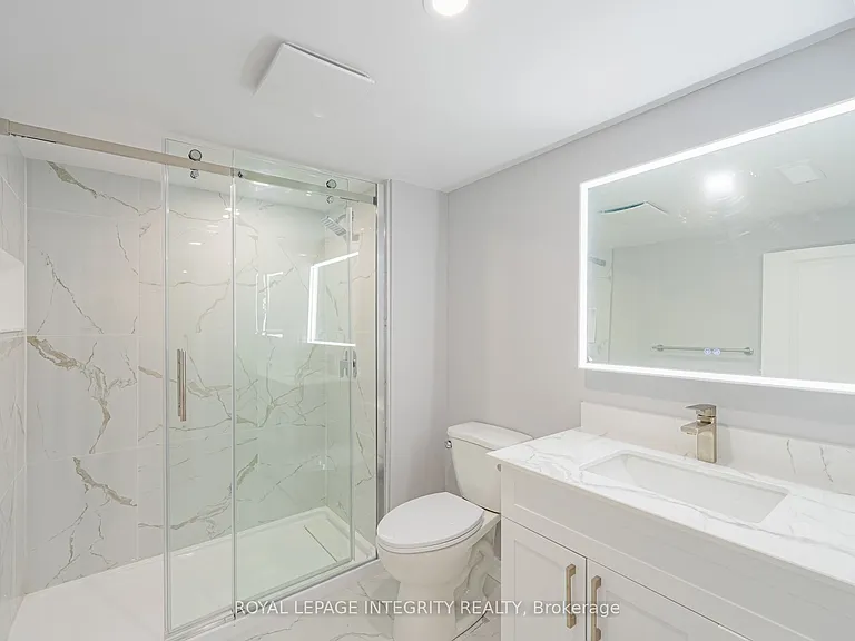 1746 Gage Cres #B — Photo 21