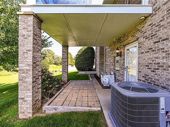 2nd image of 107 N Hazelnut Dr