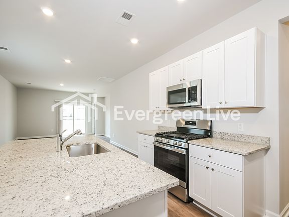 5th image of 380 Pine Crest View Dr