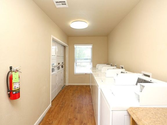 5th image of 2400 W Brooks St #2504-6