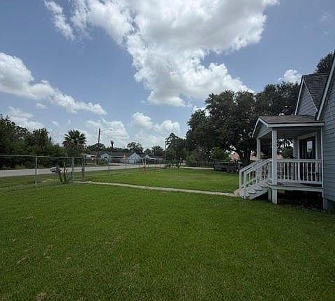 3rd image of 1116 Forest Oaks Dr
