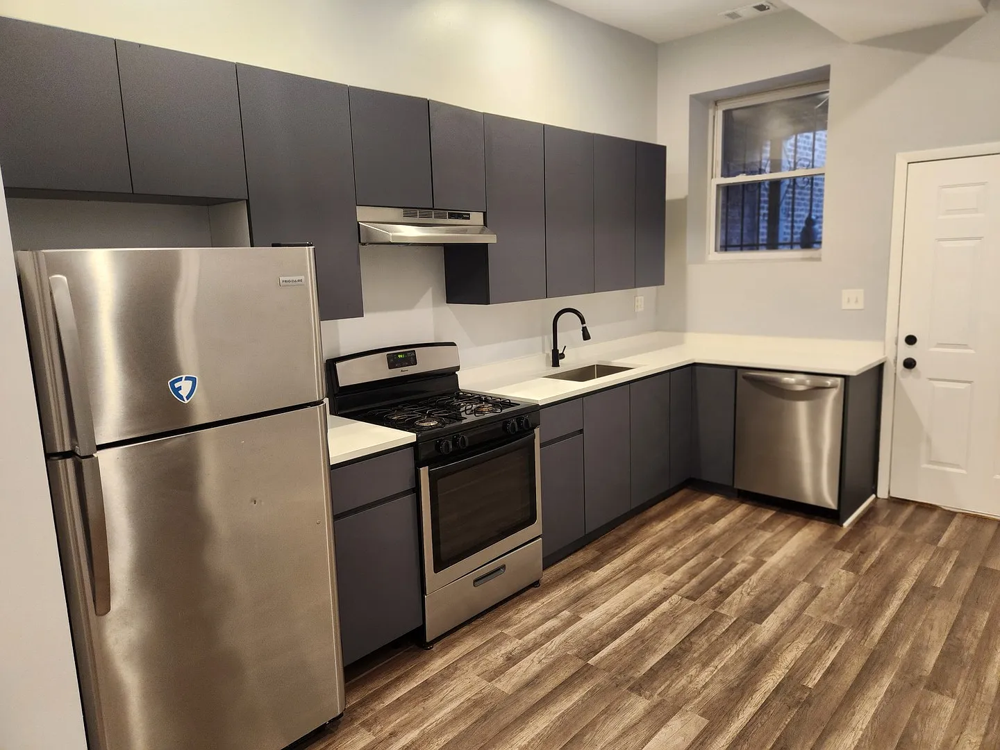 2 bed, 1.0 bath, 900 sqft, $3,900 — Photo 2