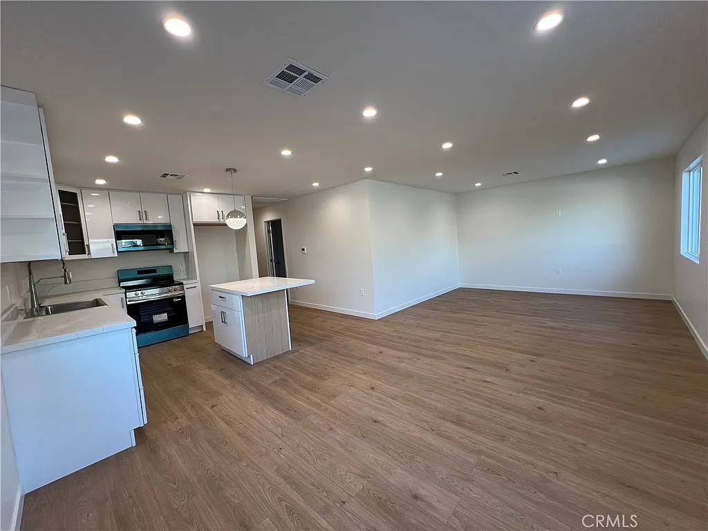 2 bed, 1000 sqft, $3,000 — Photo 3
