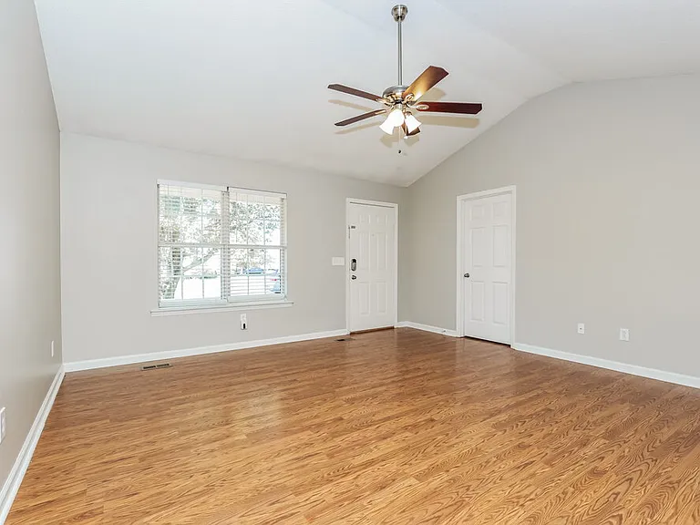 2826 Henderson Ln — Photo 4