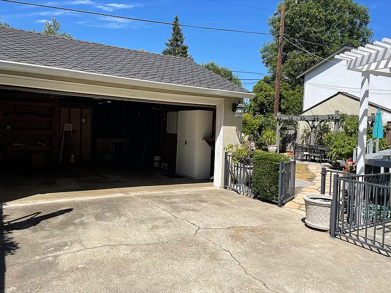 2067 Jonathan Ave — Photo 33