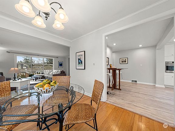 4th image of 2533 Piedmont Place W