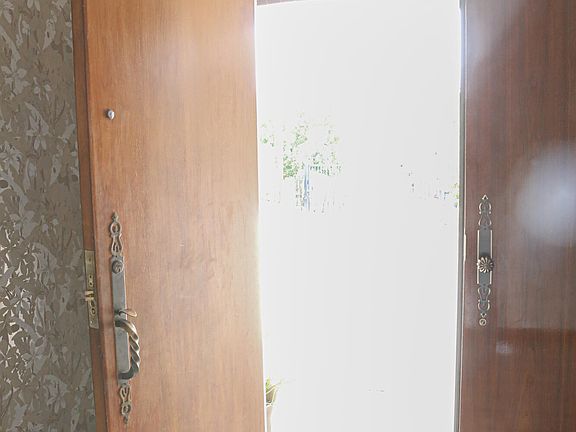 3rd image of 5347 Hillmont Ave