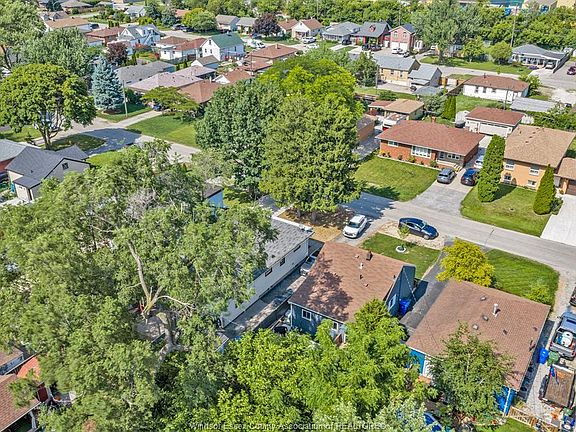 3rd image of 2575 Meighen Rd