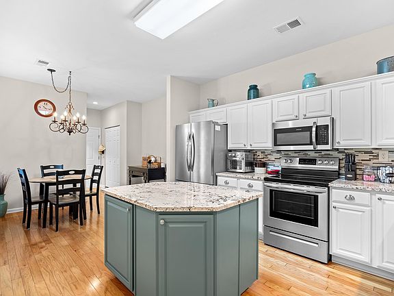4th image of 724 Pinehurst Ln. #83D