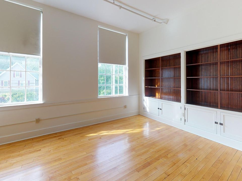 2nd image of 75 Bank St APT 205