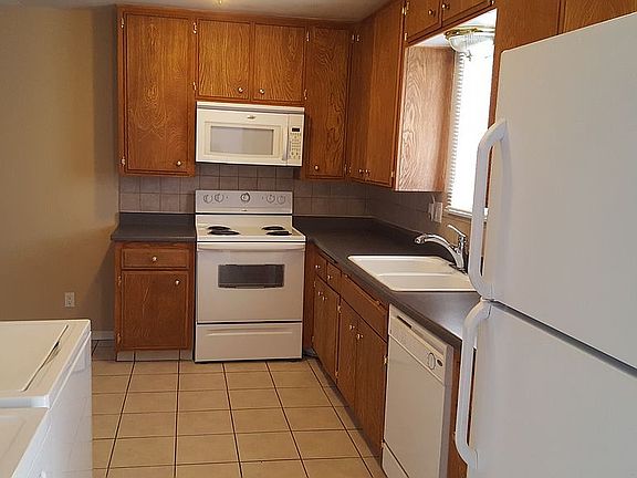 3rd image of 312 Greenbriar Townhouse Way