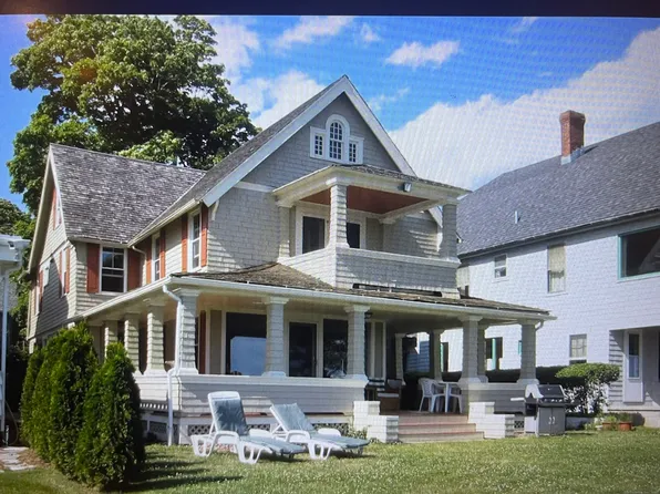 3 Crescent Bluff Ave, Branford, CT 06405