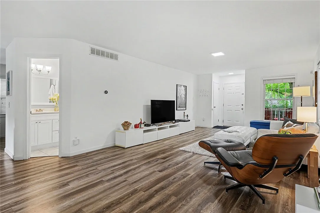 5 bed, 1.5 bath, 1717 sqft, $2,950 — Photo 4