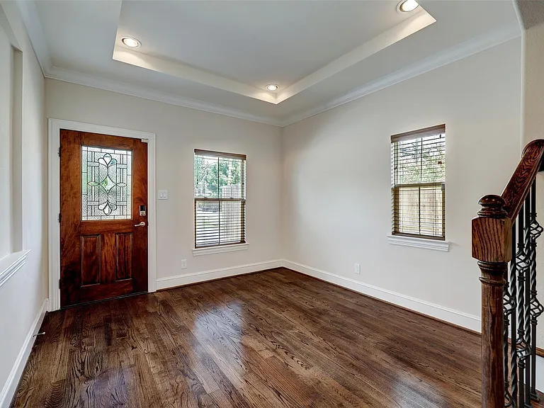 2401 Radcliffe St — Photo 2