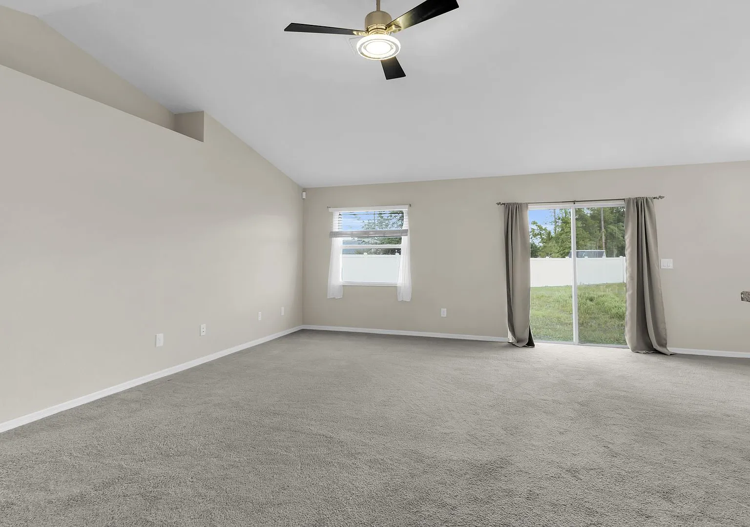 Beautiful 3/2/2 House for Rent. Available Now! — Photo 4