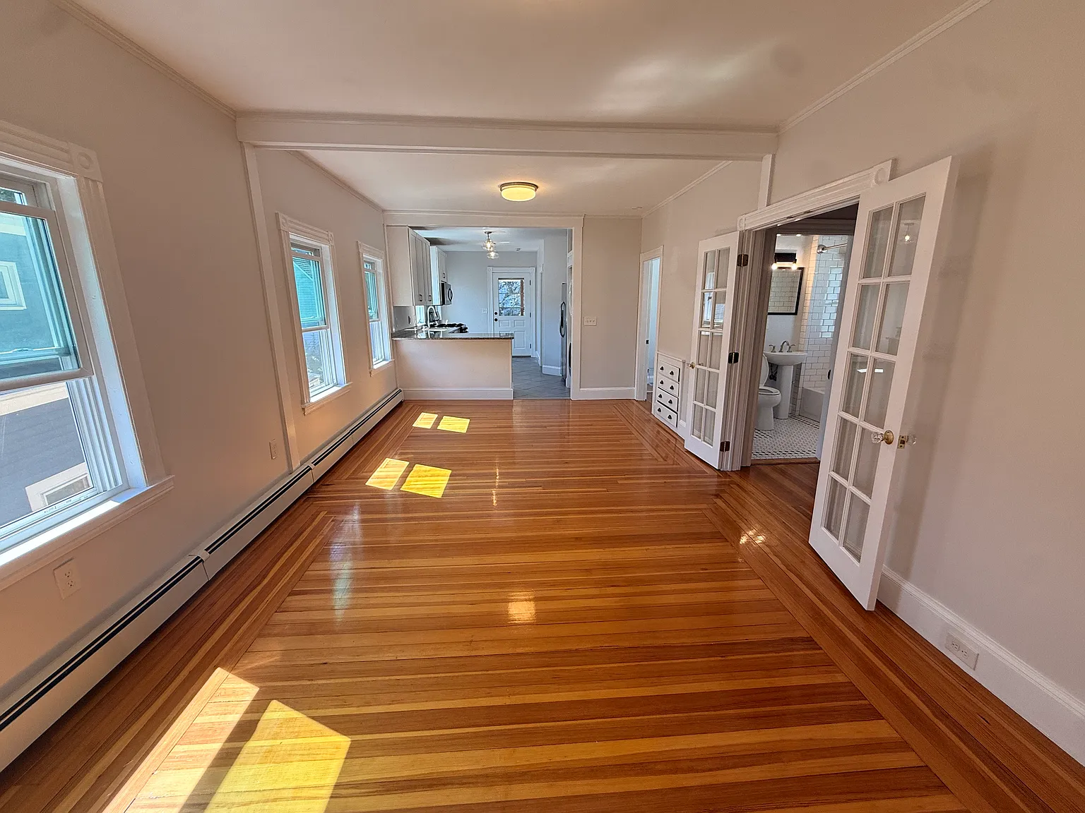 3 bed, 900 sqft, $2,850 — Photo 4