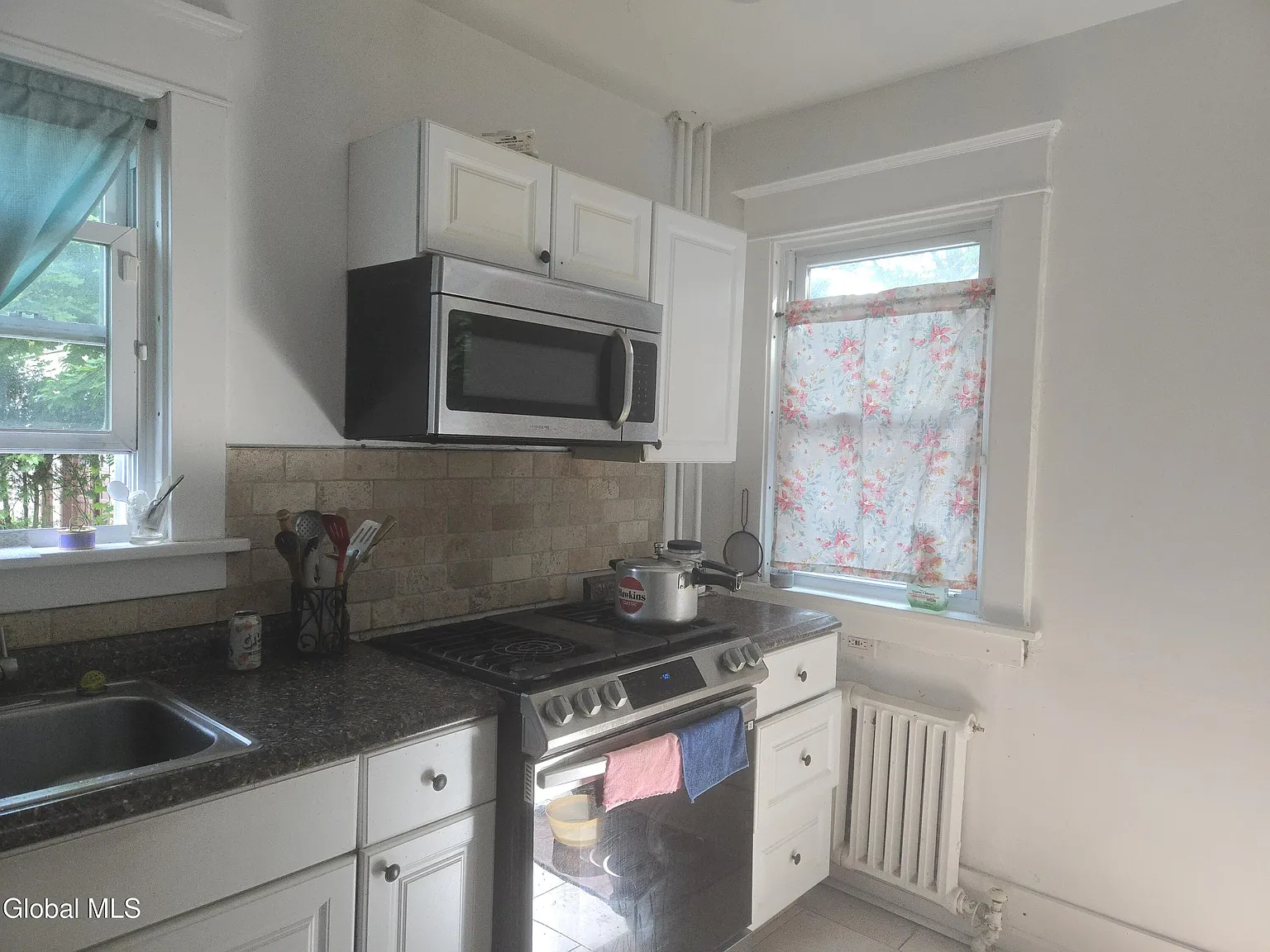 4 bed, 1.5 bath, 1300 sqft, $3,000 — Photo 3
