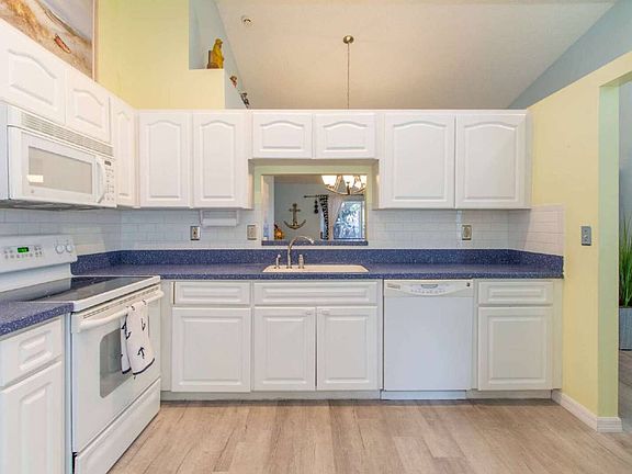 4th image of 1465 Brier Ct