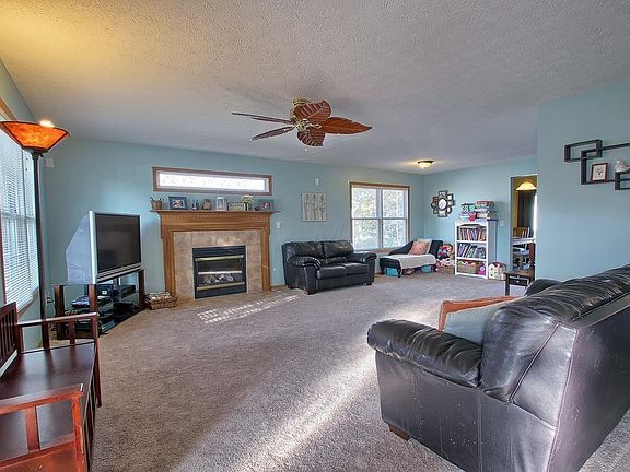 4th image of 682 Caffrey Ct W