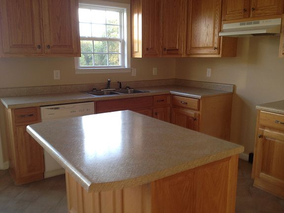 4th image of 10 Stone Hill Dr