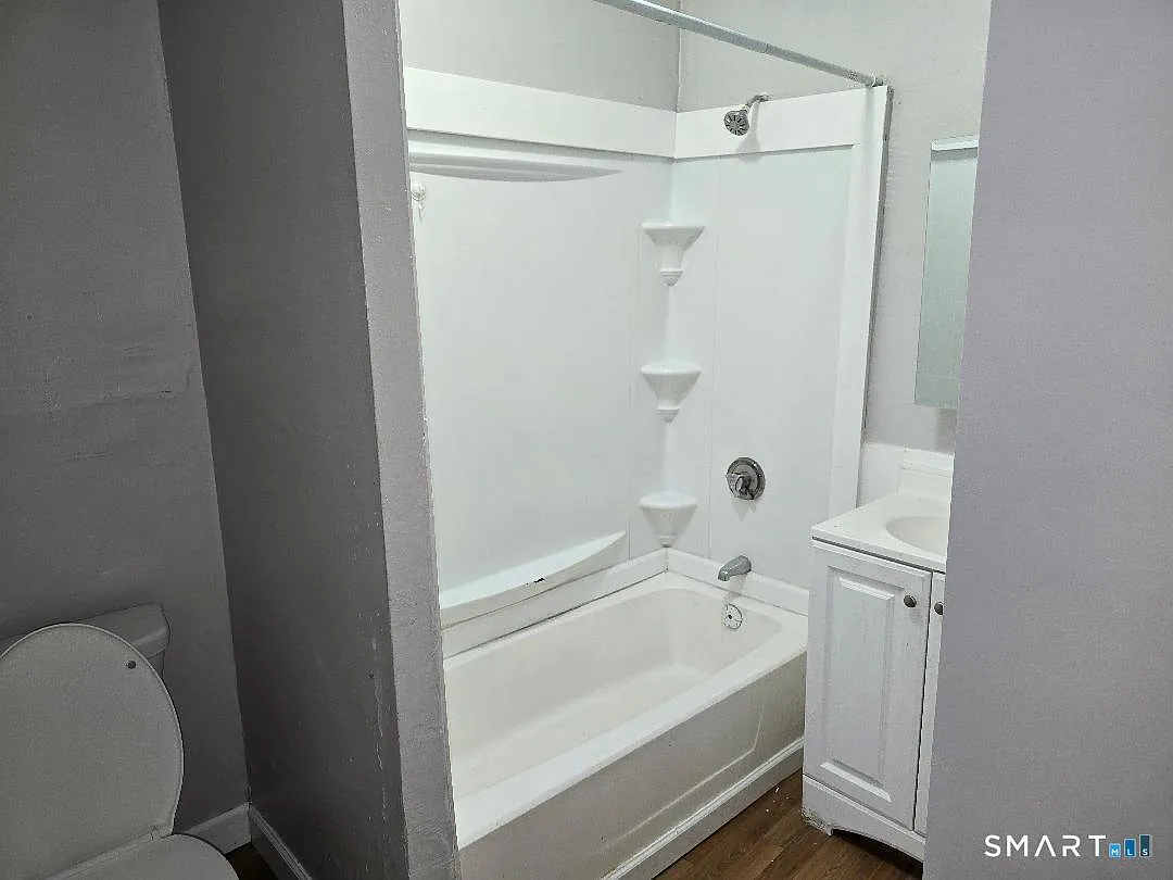 3 bed, 1.0 bath, 1100 sqft, $1,350 — Photo 4