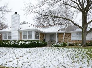 1 Regent Ct, Lake Zurich, IL 60047