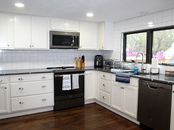 Newly renovated kitchen w/Quartz coutertops & stainless steel appliances.