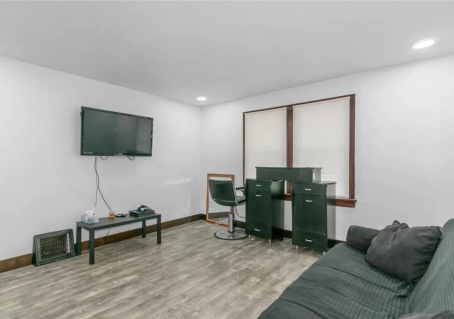 Charming 2-Bedroom Home — Photo 3