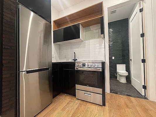 3rd image of 621 E 6th St APT 4
