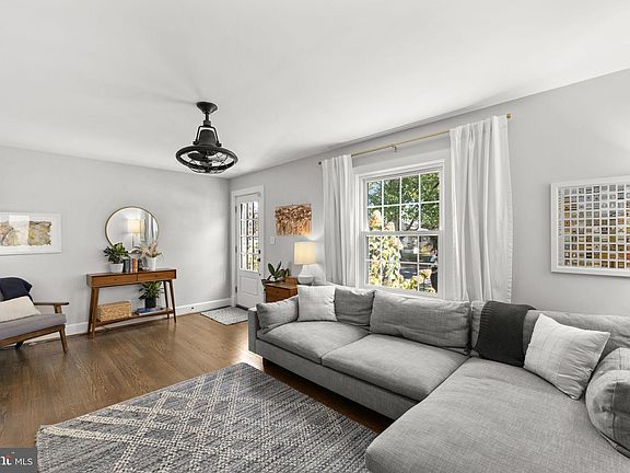 5th image of 425 Woodford St