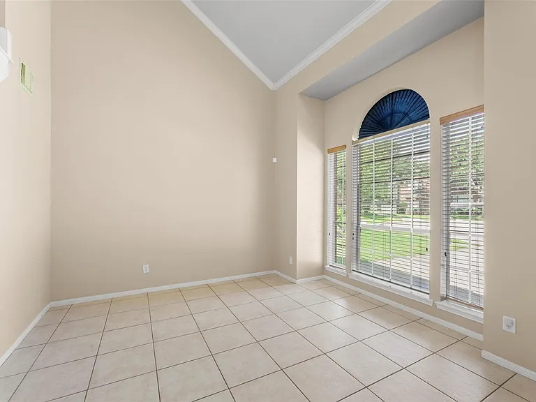 1723 Monvale Ln — Photo 4