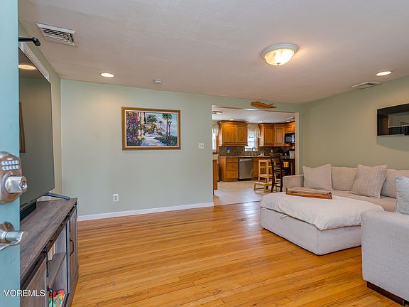 2nd image of 535 Jackson Avenue
