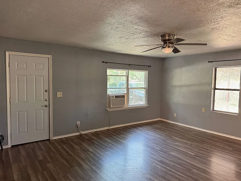 808 E Bank St — Photo 2