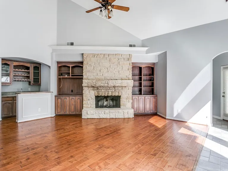 801 Shorecrest Dr — Photo 3
